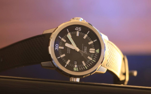 萬(wàn)國(guó)手表售后維修電話查詢（處理萬(wàn)國(guó)手表表盤生銹的問(wèn)題）